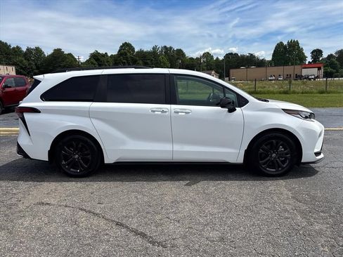 Used 2025 Toyota Sienna XSE AWD/4WD image 9