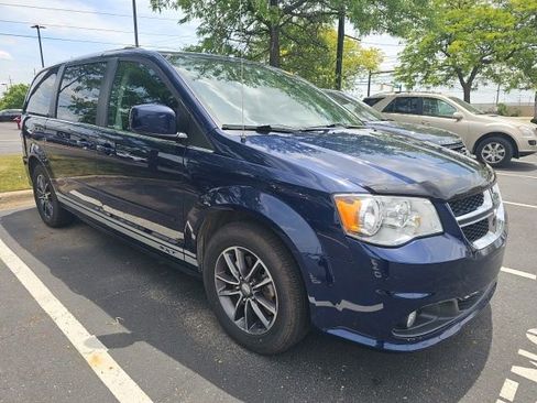 Used 2017 Dodge Grand Caravan SXT FWD image 2