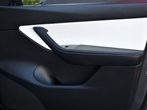 Used 2021 Tesla Model Y Long Range image 18