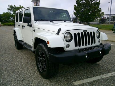 Used 2018 Jeep Wrangler Unlimited Sahara AWD/4WD image 9