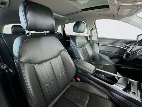 Used 2019 Audi e-tron Prestige w/ Prestige Package image 28