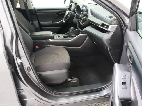 Used 2025 Toyota Highlander LE image 39