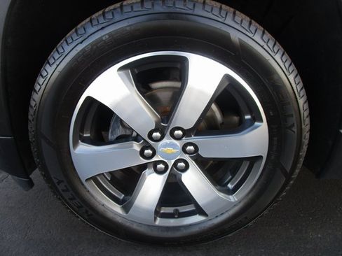 Used 2020 Chevrolet Traverse LT w/ LT Premium Package image 2