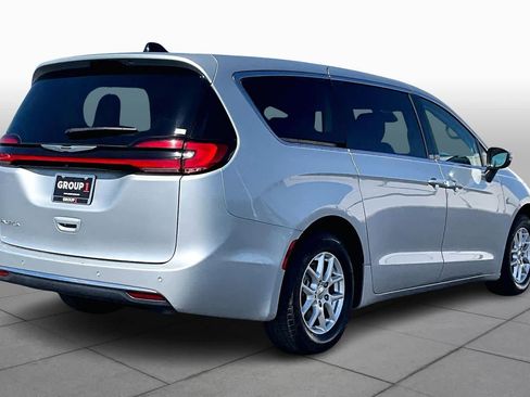 Used 2023 Chrysler Pacifica Touring-L image 12
