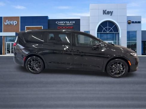 New 2026 Chrysler Pacifica Select w/ S Appearance Package image 8