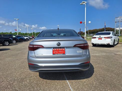 Used 2024 Volkswagen Jetta SE FWD image 6