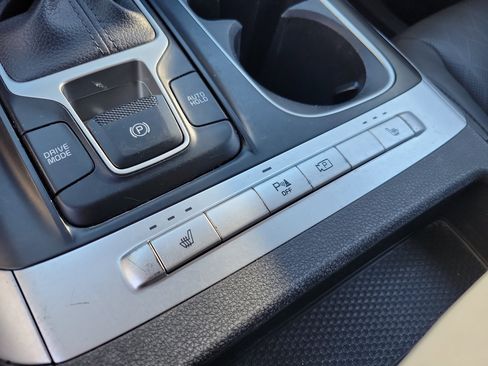 Used 2023 Kia Carnival LX image 13