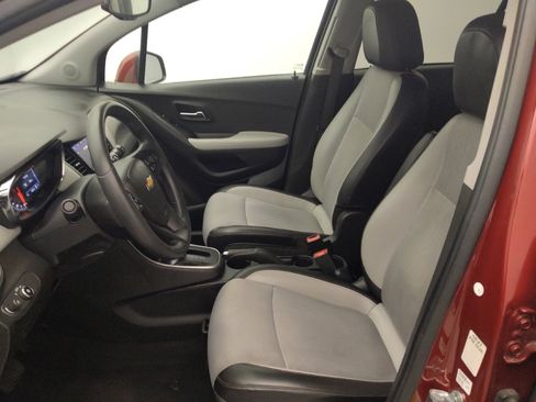 Used 2021 Chevrolet Trax LT image 17