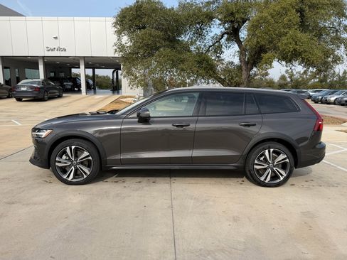 Certified 2025 Volvo V60 B5 Cross Country Plus image 3