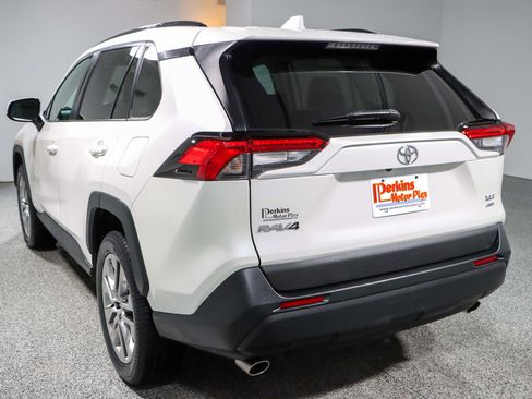 Used 2021 Toyota RAV4 XLE Premium image 9