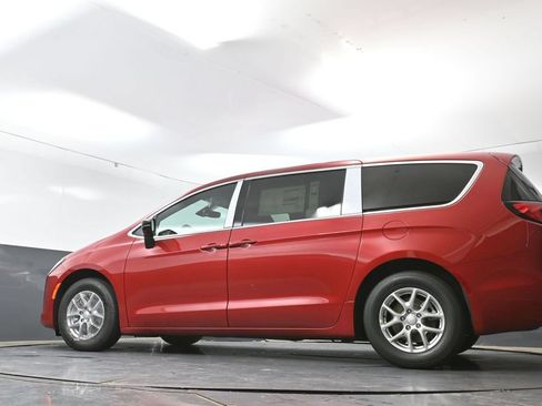 New 2027 Chrysler Pacifica Select FWD image 39