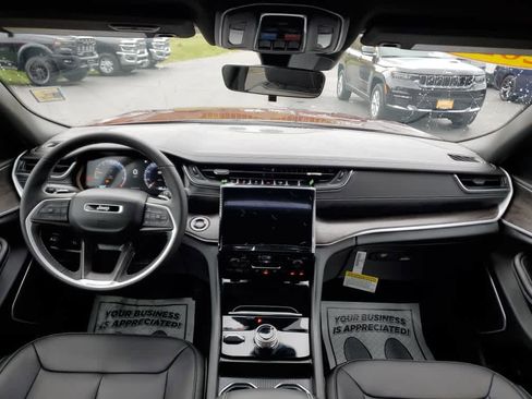 New 2025 Jeep Grand Cherokee Limited w/ Black Appearance Package image 17