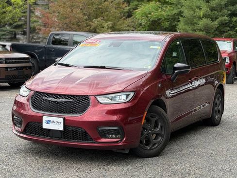 Used 2023 Chrysler Pacifica Limited w/ S Appearance Package FWD image 1