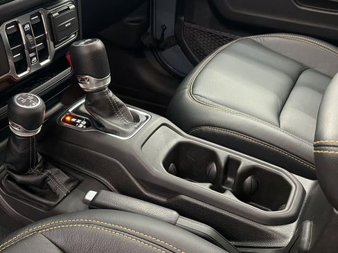 Used 2025 Jeep Wrangler Unlimited Sahara image 21