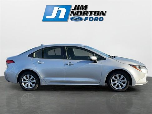 Used 2022 Toyota Corolla LE image 2