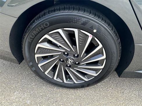 New 2025 Hyundai Sonata Limited image 17