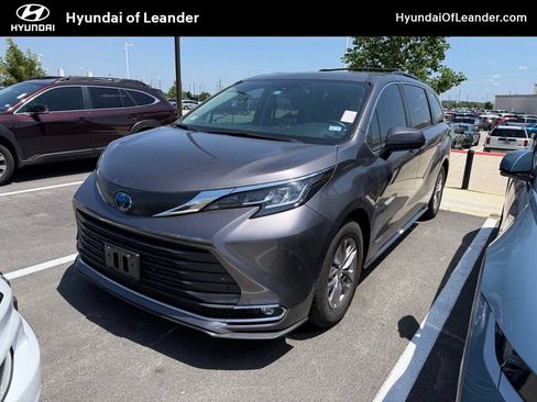 Used 2021 Toyota Sienna XLE FWD image 1