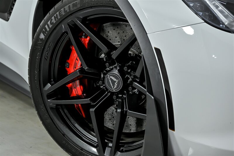 Used 2016 Chevrolet Corvette Z06 w/ 3LZ Preferred Equipment Group RWD image 3