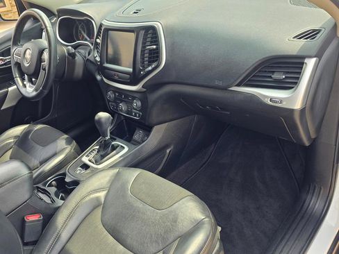 Used 2018 Jeep Cherokee Latitude Plus FWD image 23