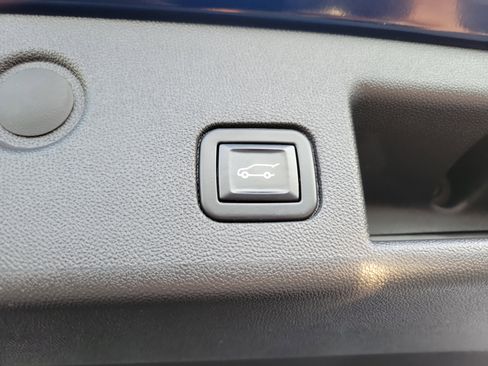 Used 2022 Chevrolet Equinox LT w/ Driver Convenience Package image 12