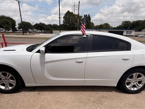 Used 2021 Dodge Charger SXT RWD image 2
