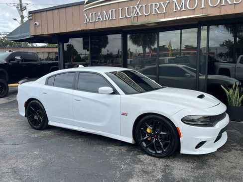 Used 2019 Dodge Charger Scat Pack image 3