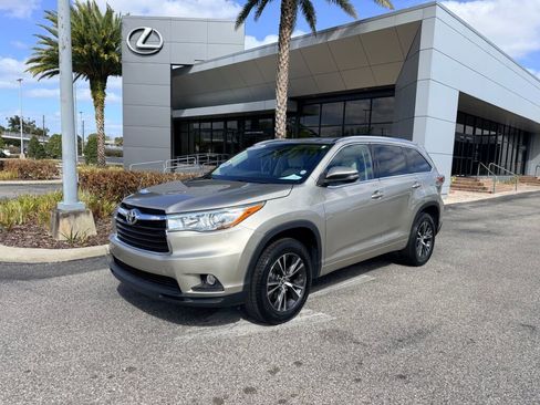 Used 2016 Toyota Highlander XLE image 1