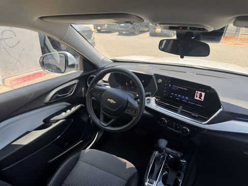 Used 2025 Chevrolet Trax LT FWD image 34