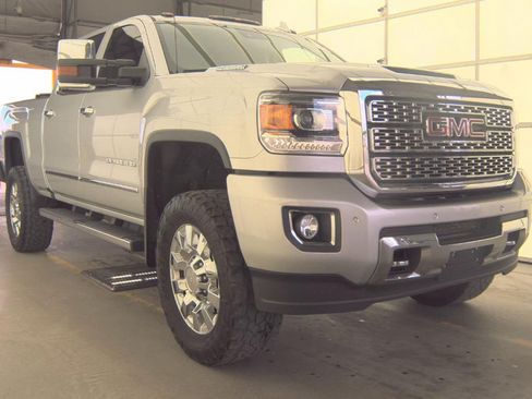 Used 2019 GMC Sierra 2500 Denali w/ Duramax Plus Package AWD/4WD image 1