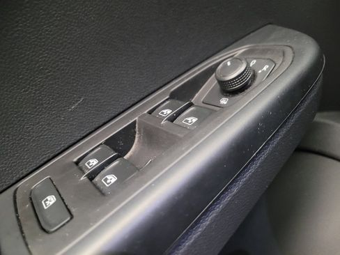 Used 2023 Volkswagen Taos SE w/ Panoramic Sunroof Package FWD image 27