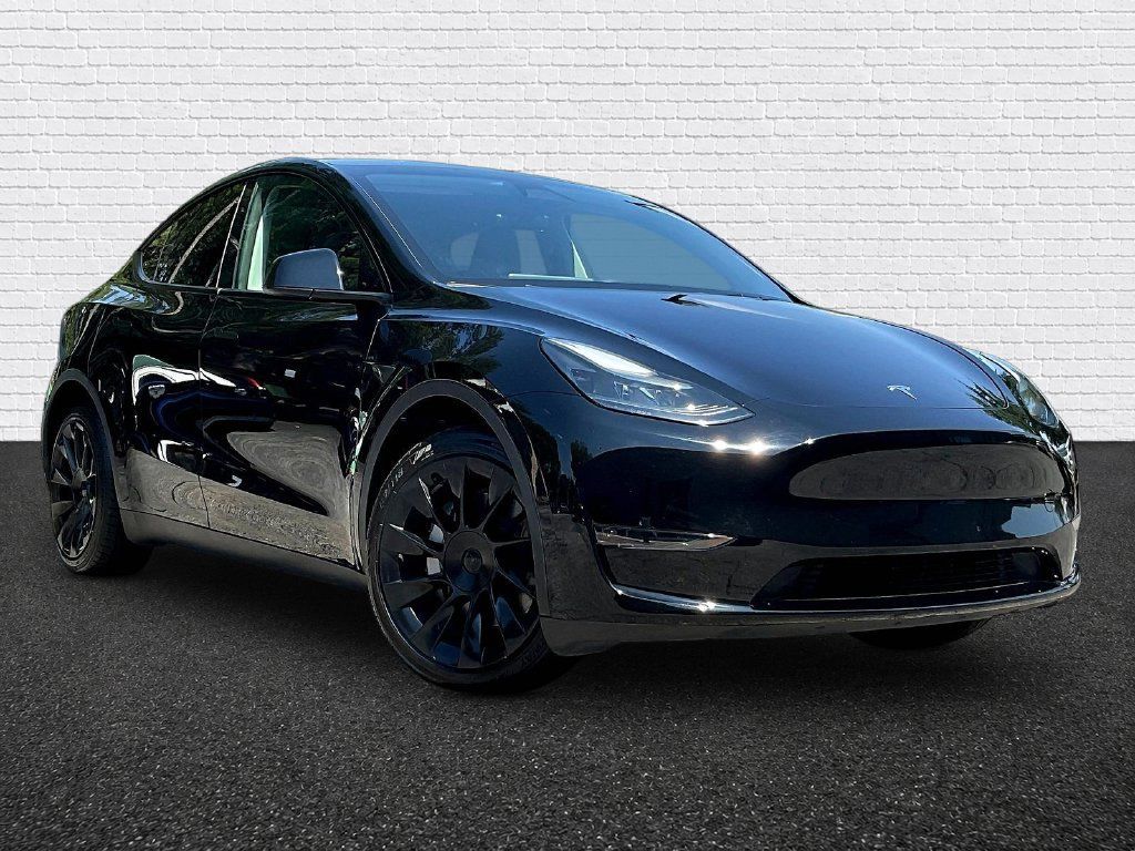 Used 2024 Tesla Model Y Long Range AWD/4WD image 3