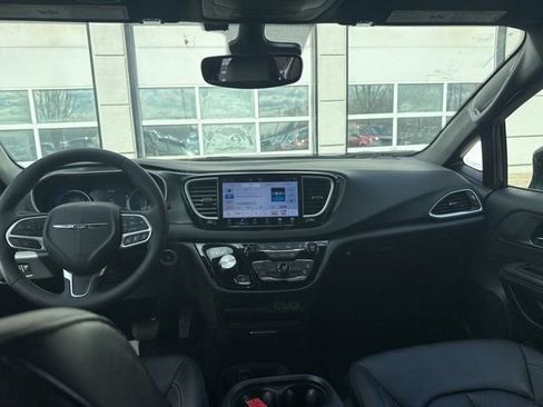 Used 2025 Chrysler Pacifica Select image 7