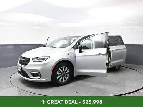 Used 2024 Chrysler Pacifica Limited FWD image 58
