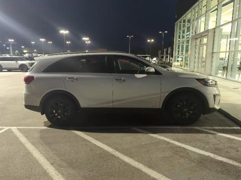 Used 2020 Kia Sorento EX image 2