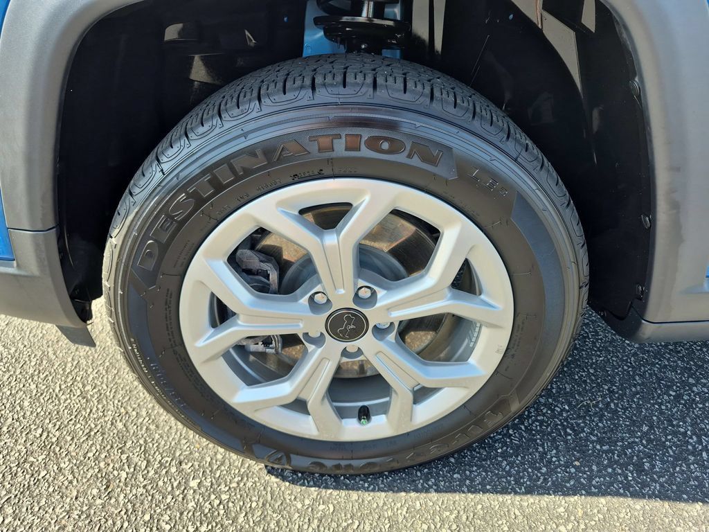 Certified 2025 Jeep Compass Latitude AWD/4WD image 9