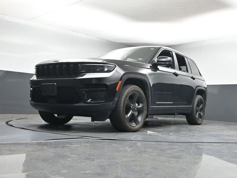 Used 2023 Jeep Grand Cherokee Altitude image 9