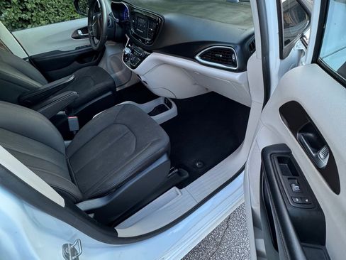 Used 2017 Chrysler Pacifica LX image 16