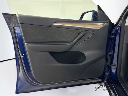 Used 2022 Tesla Model Y Long Range image 23