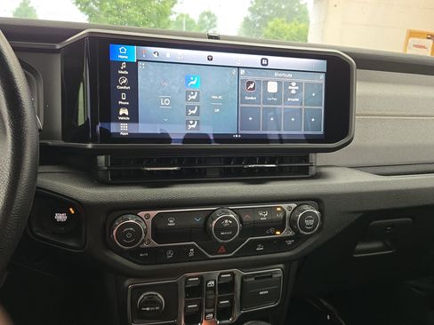 Used 2025 Jeep Gladiator Sport AWD/4WD image 19