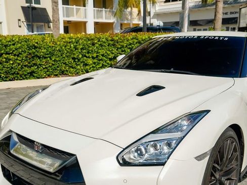 Used 2021 Nissan GT-R Premium image 40