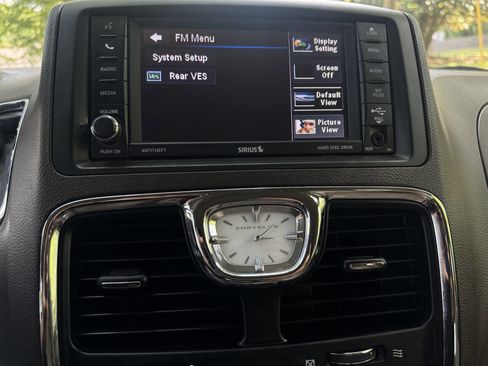 Used 2016 Chrysler Town & Country Touring image 23