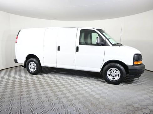 Used 2017 Chevrolet Express 3500 RWD image 8