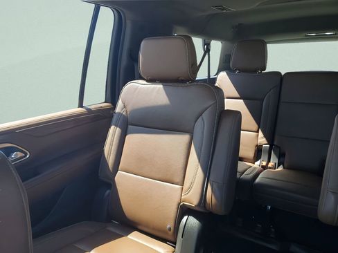 Used 2021 Chevrolet Suburban High Country image 12