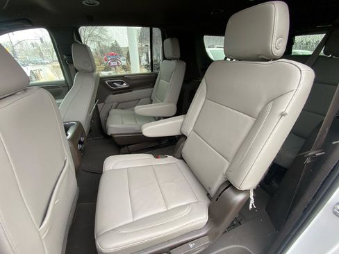 Used 2022 Chevrolet Suburban LT w/ Luxury Package image 9