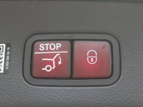 Used 2025 Mercedes-Benz GLC 350e 4MATIC image 11