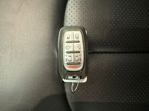 Used 2024 Chrysler Pacifica Touring-L image 27