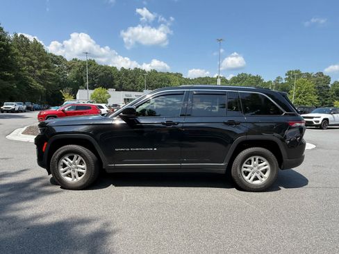 Used 2023 Jeep Grand Cherokee Laredo w/ Luxury Tech Group I AWD/4WD image 2