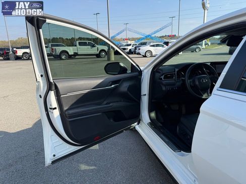 Used 2024 Toyota Camry SE w/ Convenience Package image 10