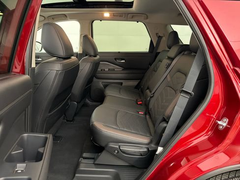 Used 2025 Nissan Pathfinder Platinum w/ Cargo Package image 16