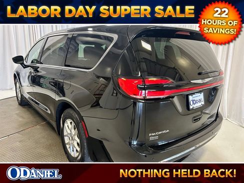 Used 2025 Chrysler Pacifica Select FWD image 2